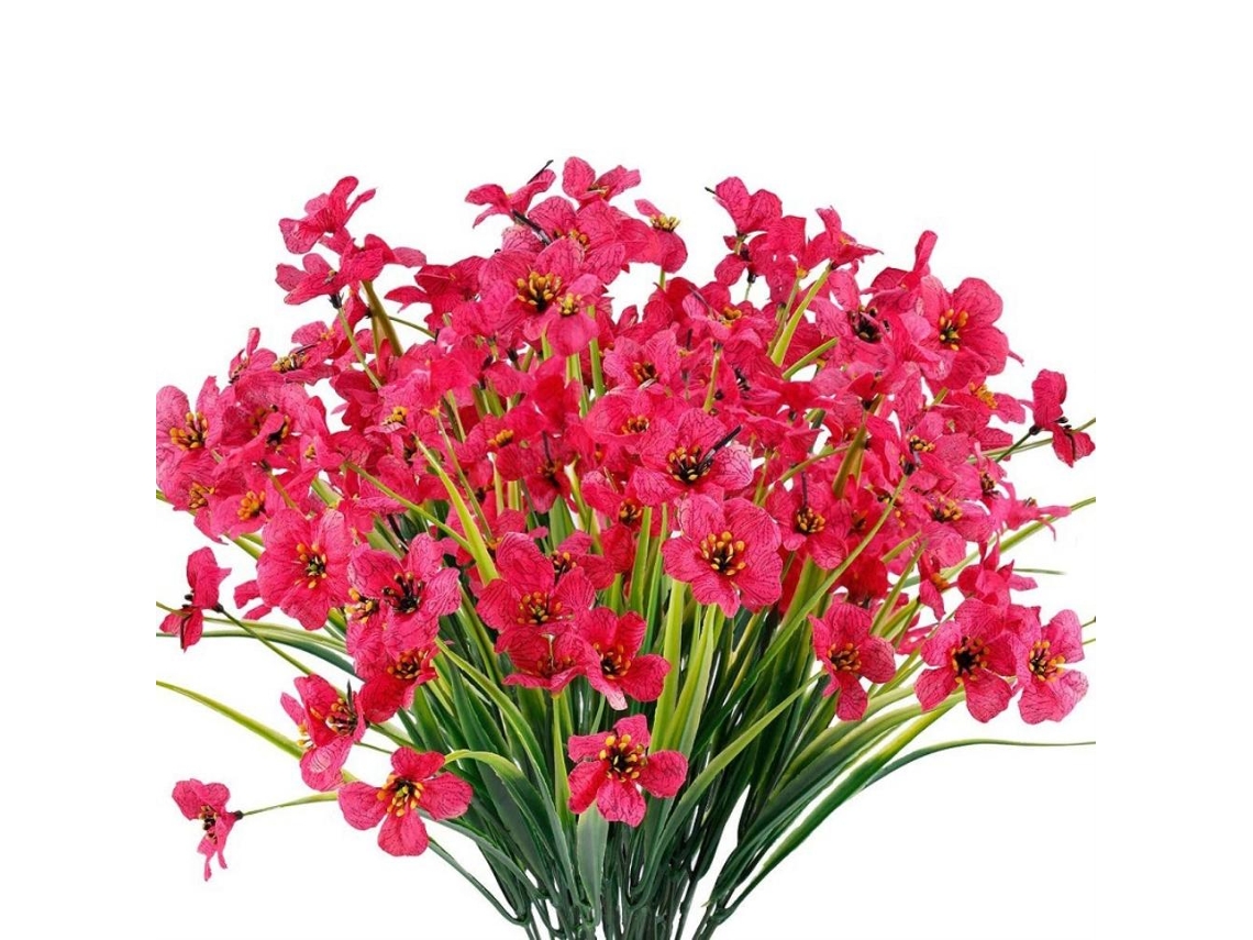 Decoración con ramos artificiales y plantas de plástico simuladas.