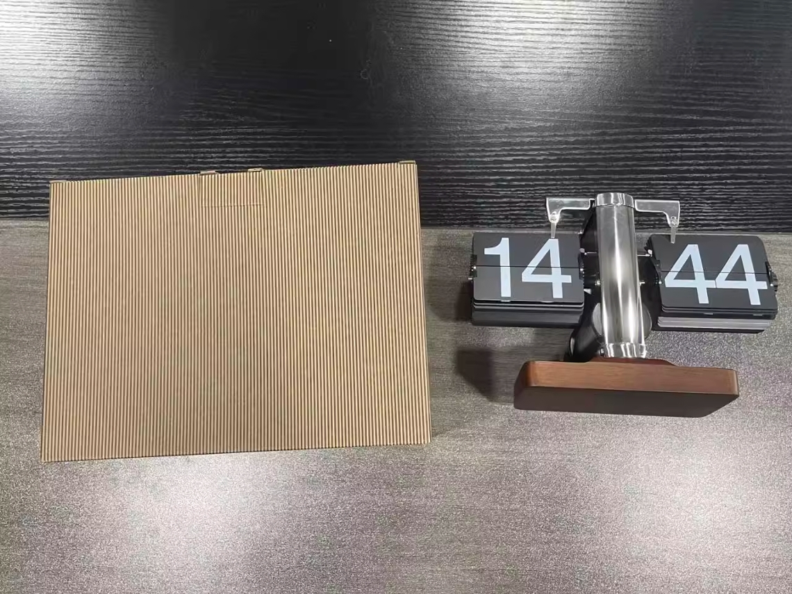 Reloj de mesa vintage de acero inoxidable con base de madera
