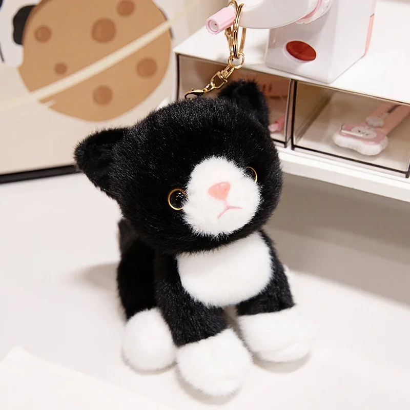 Llavero de peluche de gato sentado, bonito y realista, 15 cm, suave y mullido MDUG (blanco y negro, 15 cm)