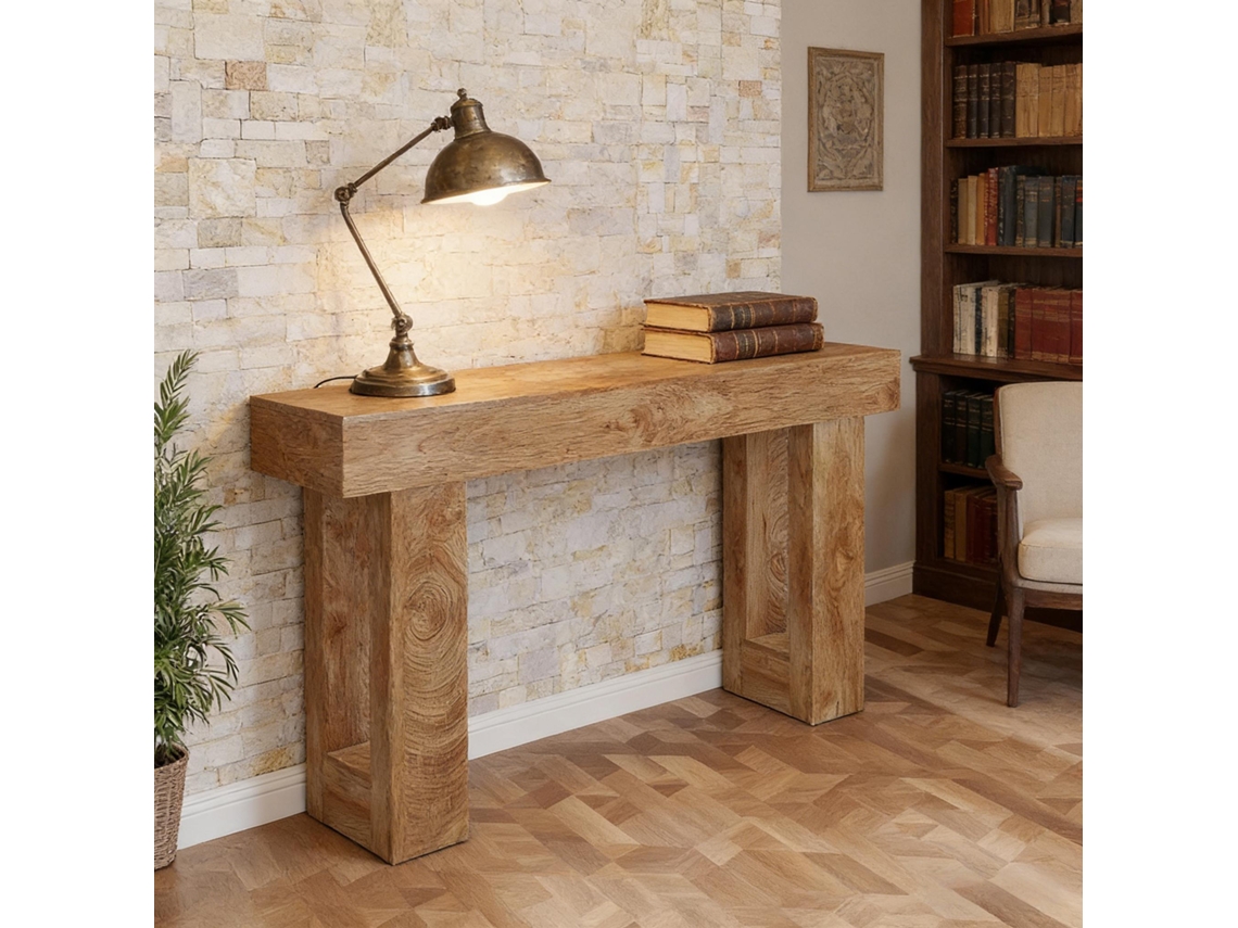 Mesa Consola De Madera Junto Al Sofá En La Sala De Estar.