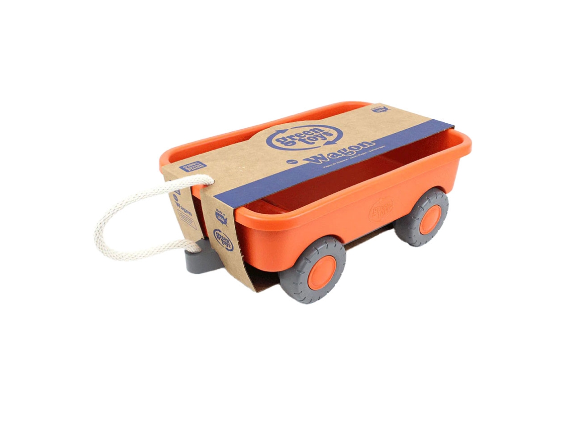 Coche de juguete naranja de Green Toys. Carrito sostenible para exteriores, ideal para niños.