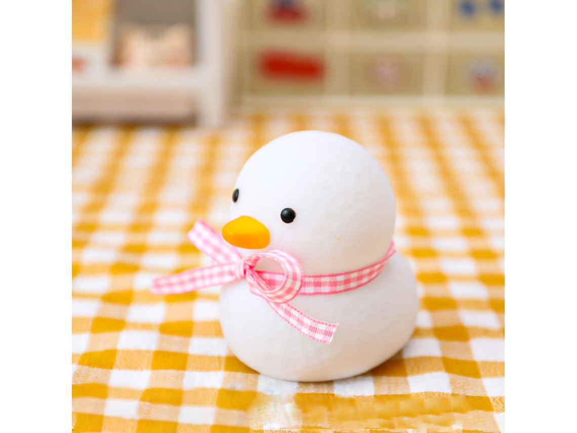Lámpara de noche LED con forma de patito y cinta de seda rosa.
