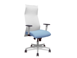 Sillón Albacete con mecanismo Synchro, tapizado en tela azul cielo y malla blanca.