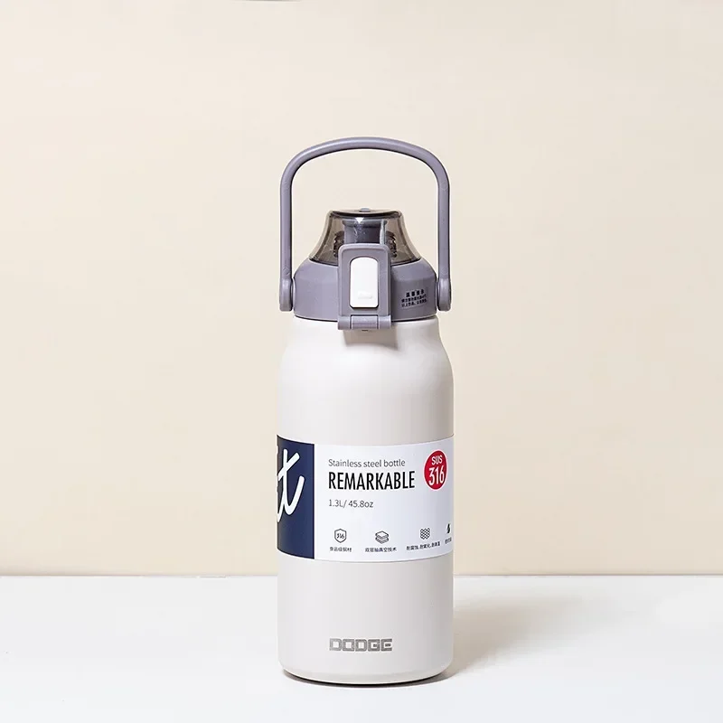 Botella de agua portátil de acero inoxidable con aislamiento al vacío (blanca, 1300 ml) para deportes al aire libre.