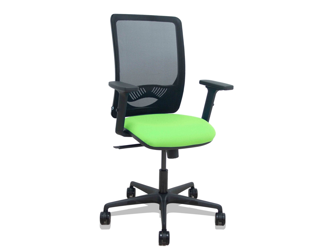 Silla de oficina Zulema con mecanismo sincronizado, tapizada en tela color pistacho y malla negra.