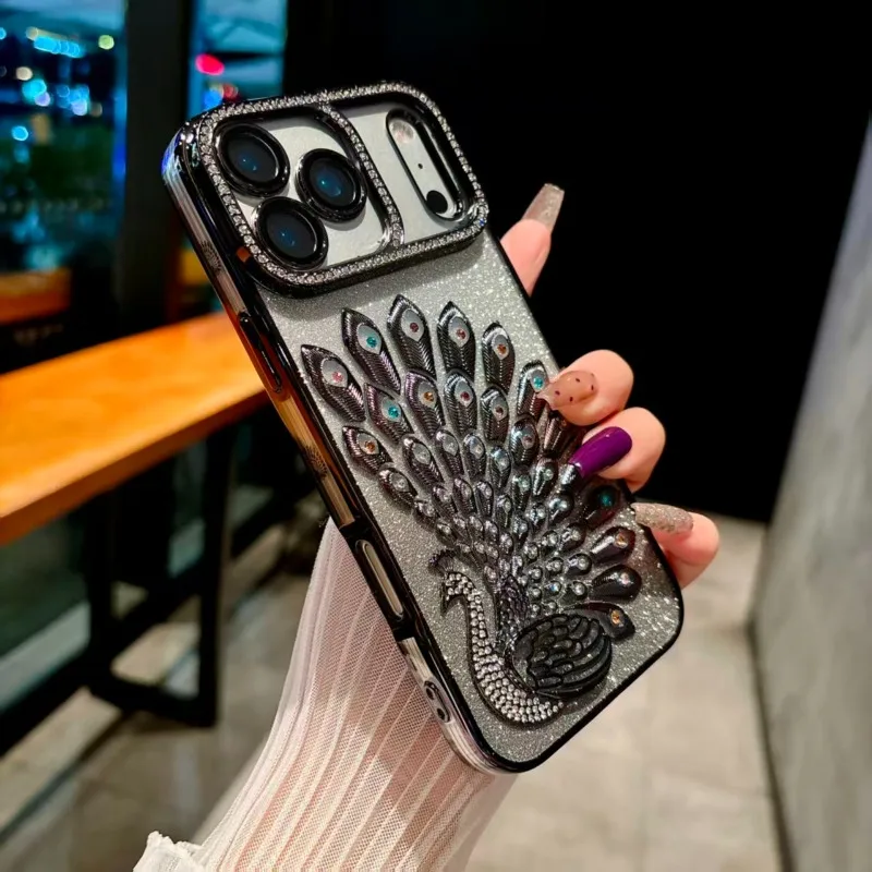 (iphone 16 Plus Negro) Marco Chapado En Oro Con Pegatinas De Lentejuelas Y Anillo De Lente De Diamantes De Imitación.