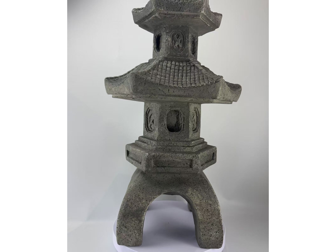 Lámpara en forma de torre realizada en resina con piedra, para decorar patios y jardines.
