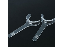 Retractor bucal transparente para ortodoncia con gran apertura bucal.