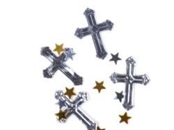 Decoraciones navideñas caseras con estrellas doradas y plateadas y confeti para la mesa