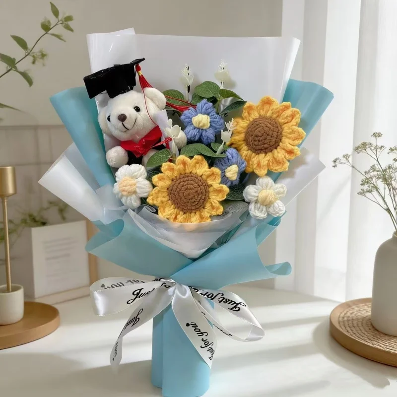Oso De Peluche Azul De 32 Cm Con Birrete De Graduación Y Ramo De Girasoles Artificiales. Un Ramo Artesanal Creativo.