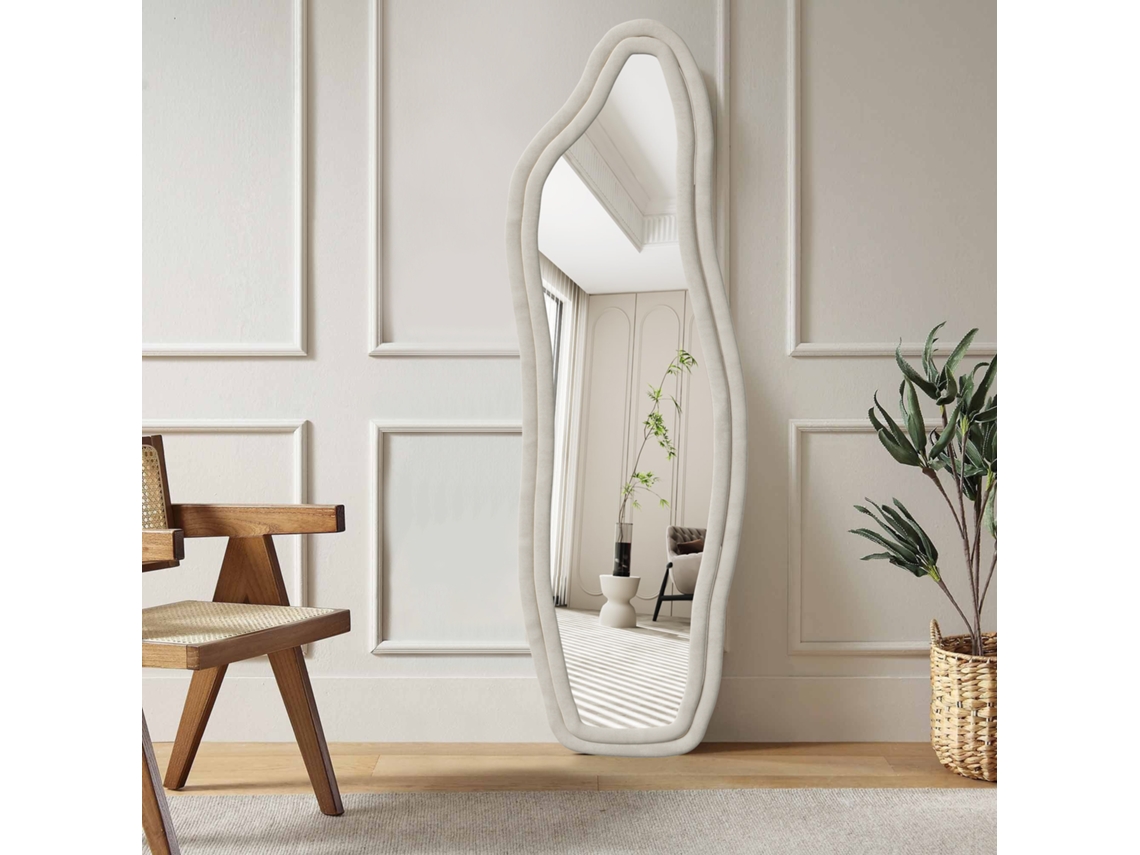 Espejo de pie de 140 x 45 cm, forma irregular y curva, con marco de terciopelo blanco, ideal para una vista completa y un control total del look. Ycone