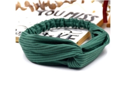 Diadema cruzada AVIZAR de United Chic verde oscuro para el cabello en el lado central