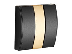 Perchero de pared negro y dorado, moderno y resistente, con ganchos plegables que ahorran espacio.