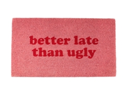 Felpudo original “Better late than ugly” de coco con base antideslizante de PVC Felpudo entrada casa Pintado a mano Medidas:70 cm x 40 cm Color rosa FISURA