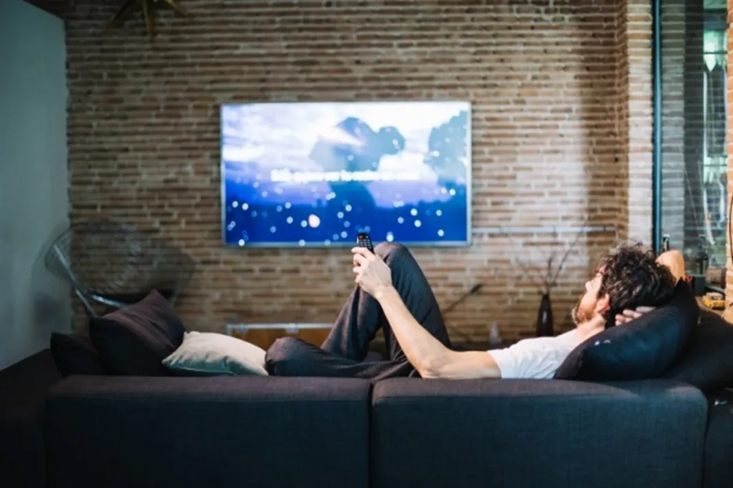¿Qué tamaño de TV comprar y a qué distancia colocarla del sofá?