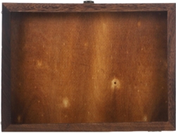 Caja de exhibición de madera vintage con tapa transparente.