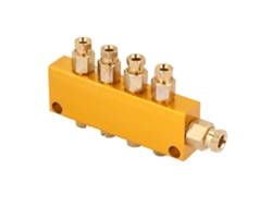 Bloque Distribuidor De Aceite De Latón Ajustable Con 1 Entrada De 6 Mm Y 4 Salidas De 4 Mm.