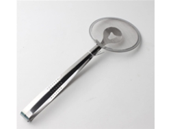Un Utensilio De Cocina Sencillo Y Práctico Para Cortar Alimentos Fritos. Con Colador Pinzas En Ambos Lados, Es
