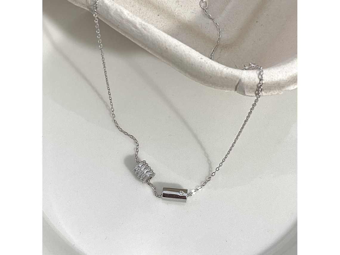 Collar con doble colgante en plata de ley 925, diseño elegante y sofisticado, forma cilíndrica, largo hasta la cintura. MDUG (oro blanco).