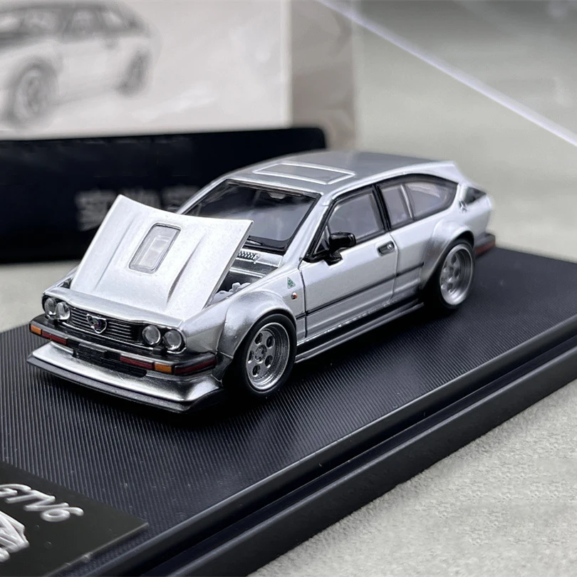 (plata) Modelo De Coche De Aleación A Escala 1:64 Y Modelo De Coche De Juguete.