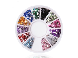 Accesorios para uñas decoradas con pedrería, cristales y apliques de pedrería.