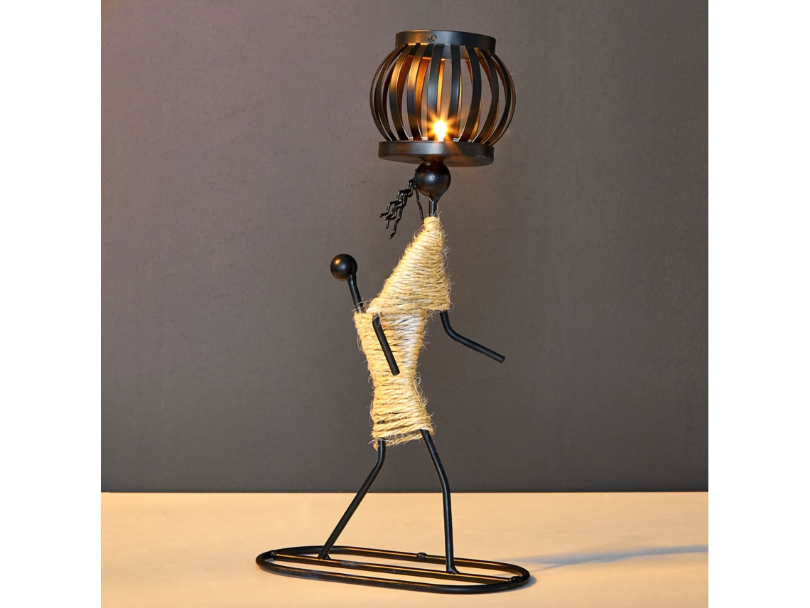 Candelabro de hierro forjado con cuerda de caña para decoración