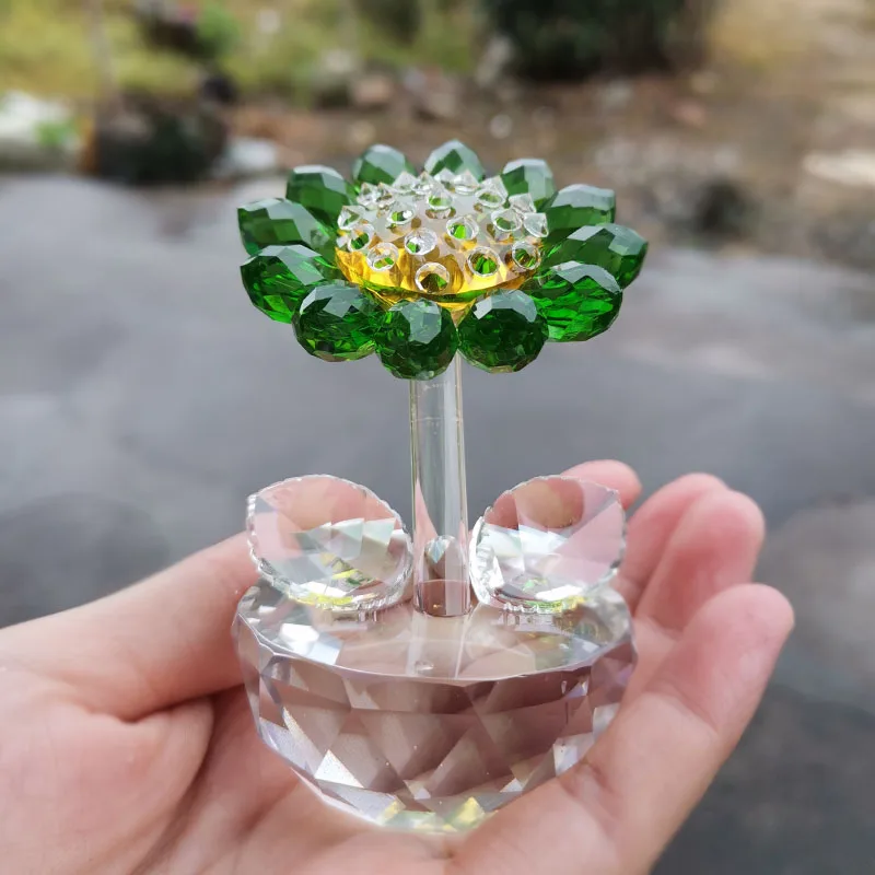 Adorno De Girasol De Cristal Verde Con Flores De Diamantes Multifacéticas En Vidrio.