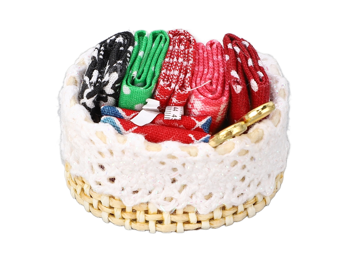 Kit de costura en miniatura para casa de muñecas con cesta y accesorios.