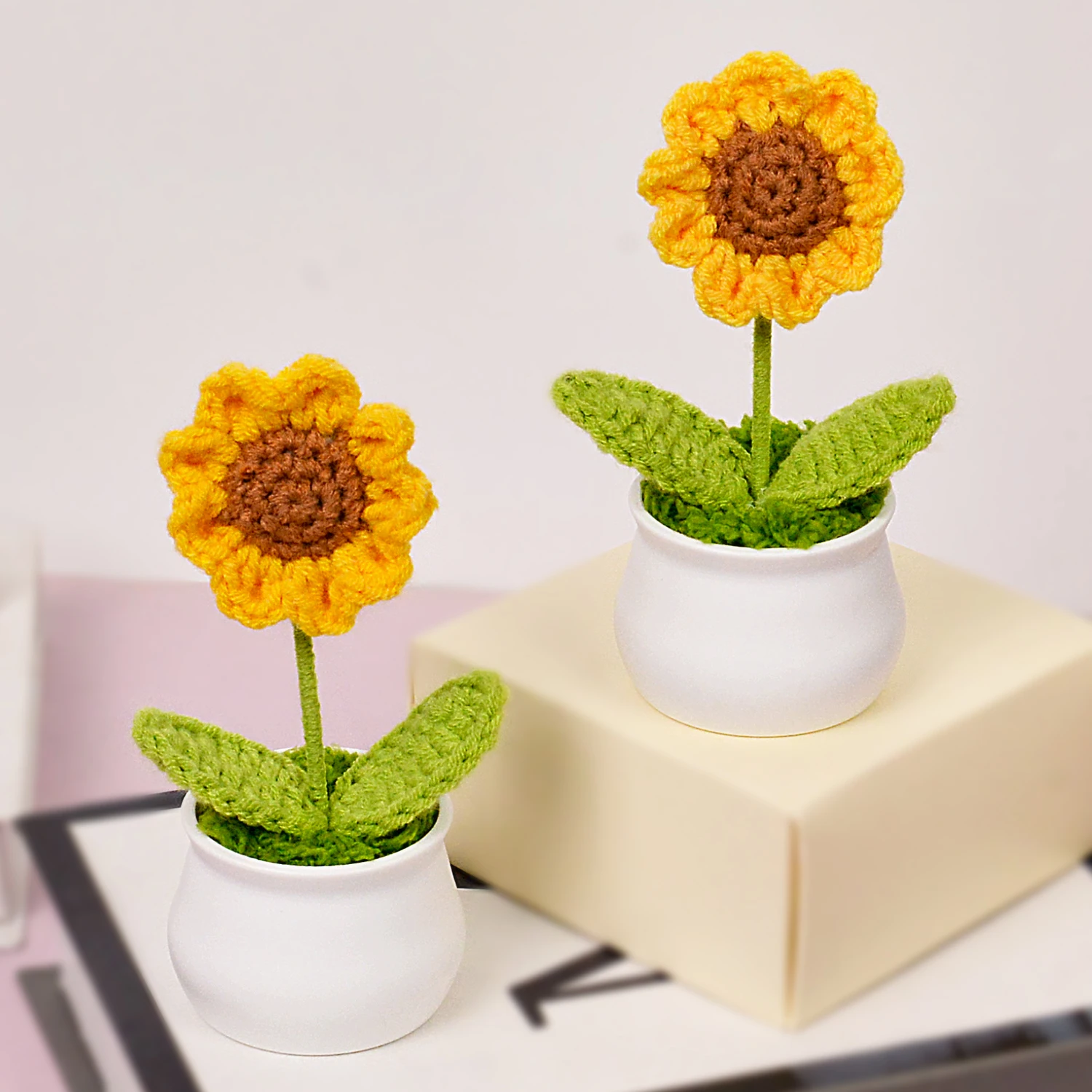 (2) Ramos De Girasoles En Maceta Tejidos A Mano, Flores Artificiales En Un Jarrón Blanco