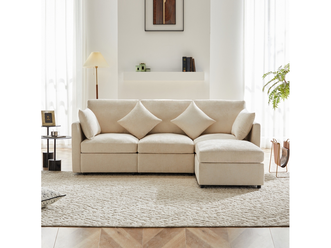 Sofá modular convertible de 3 plazas en forma de L con reposapiés móvil y 4 cojines de terciopelo, color beige.