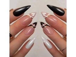 Uñas Postizas De Longitud Media Con Punta Francesa Y Diseño De Corazón En Blanco Y Negro.