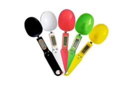 Báscula digital electrónica Rosewell con cuchara de pesaje extraíble y pantalla LCD para una medición precisa de la comida de tu mascota.