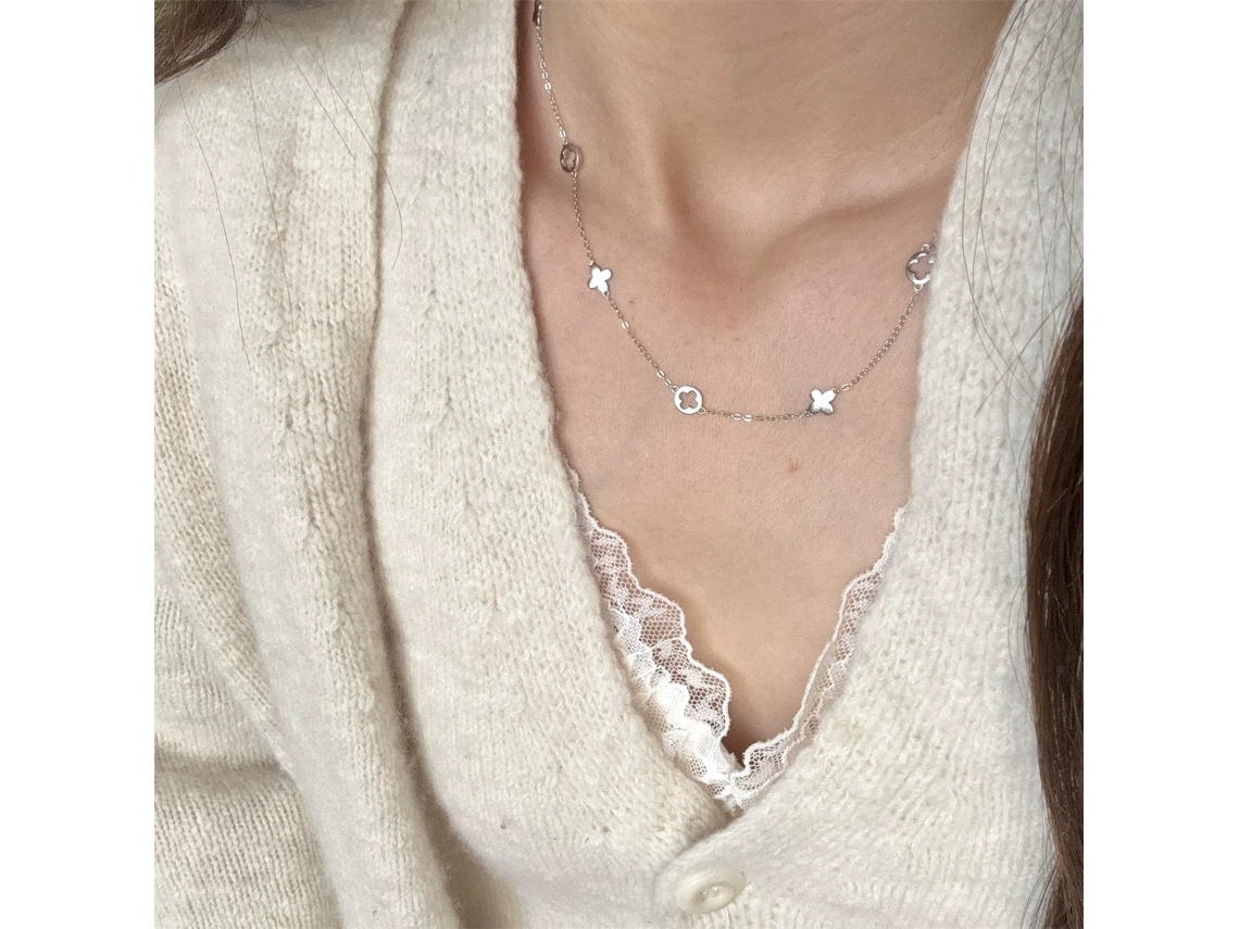 Collar de plata de ley 925 de estilo coreano (oro blanco), con un colgante de trébol de cuatro hojas calado de una sola capa, de estilo delicado y moderno.