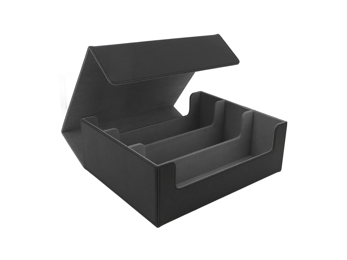 Caja Para Naipes De Gran Capacidad Con 3 Filas, Fabricada En Piel Sintética Negra, Cierre Magnético Y Forro Gris.
