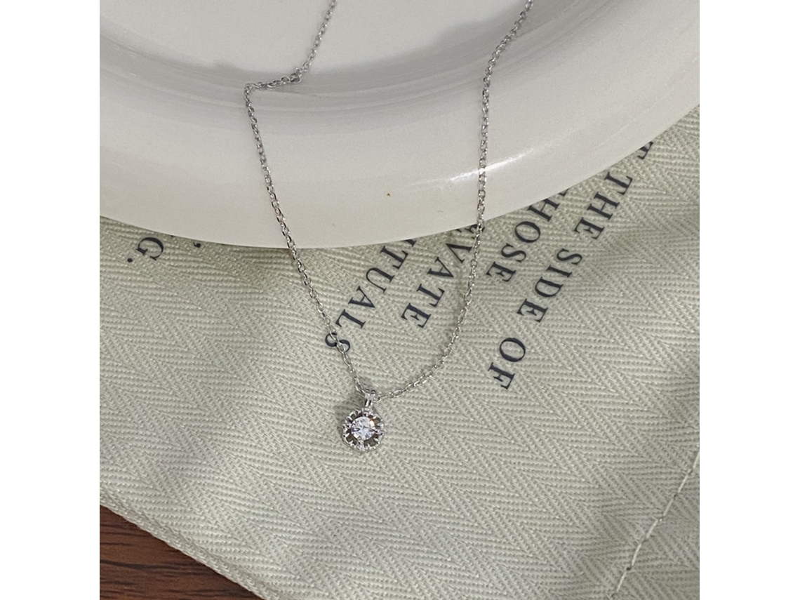 Collar cuadrado calado en plata de ley 925, estilo Chanel, con una circonita cúbica. MDUG (oro blanco)