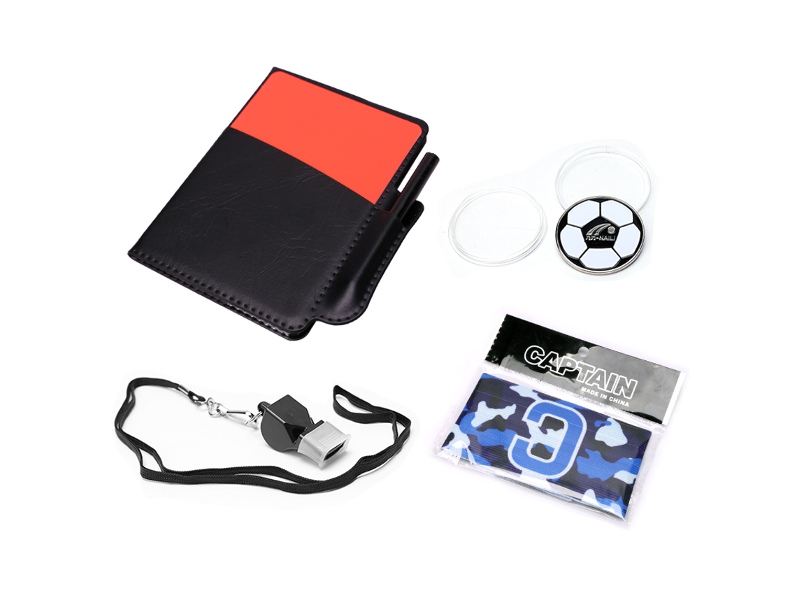 Un Juego De Cartas Con Temática De Fútbol En Rojo Y Amarillo, Que Incluye Un Brazalete De Capitán, Un Silbato, Etc.