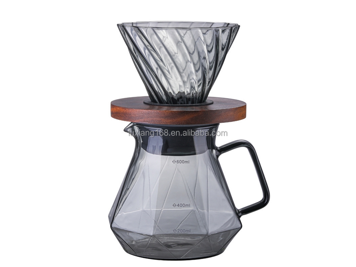 Vierta 400 ml de café en el recipiente gris de la cafetera.