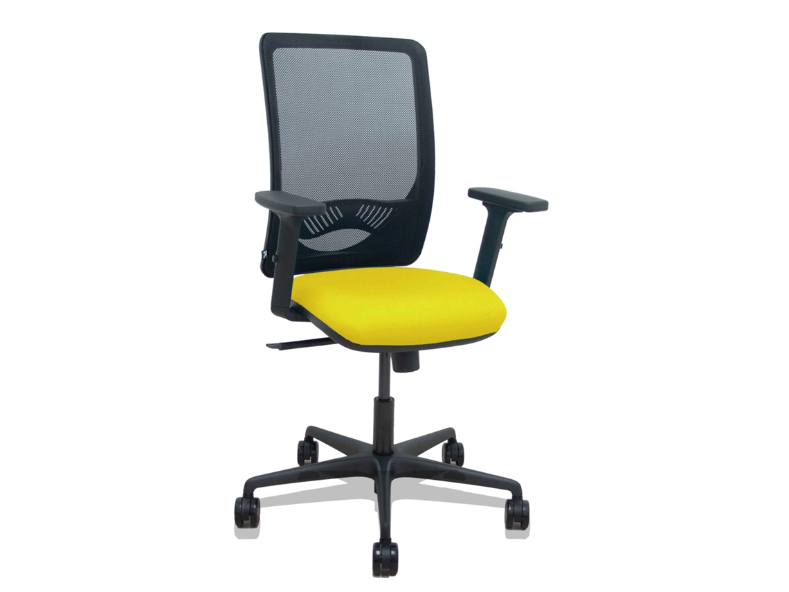 Silla de oficina Zulema con mecanismo sincronizado, tapizada en tela amarilla y malla negra.