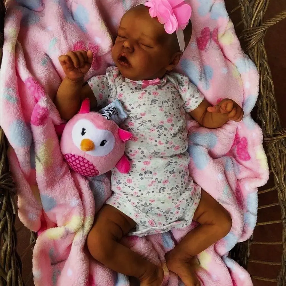 Muñeca recién nacida de 43 cm, fabricada en silicona suave y flexible, con tono de piel en 3D y vasos sanguíneos visibles, que duerme plácidamente.