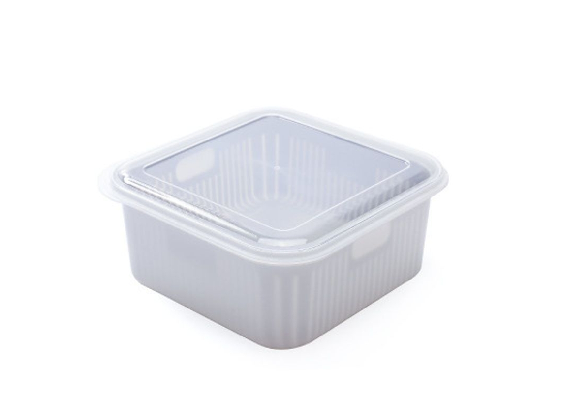 Caja de almacenamiento de alimentos Rebe con tapa y cesta de doble drenaje para frutas y verduras en el refrigerador, color gris.