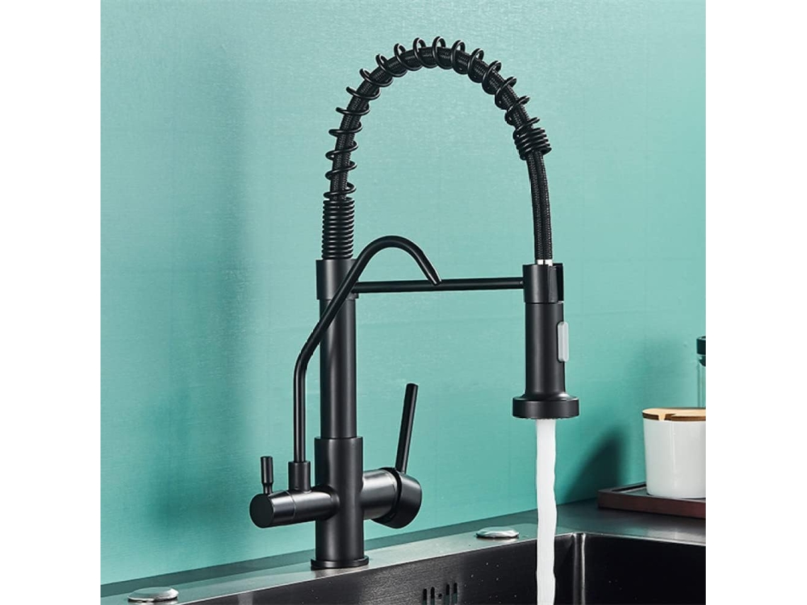 Grifo De Cocina De Latón Con Agua Filtrada En Un Recipiente Para Agua Potable Con Doble Purificador.