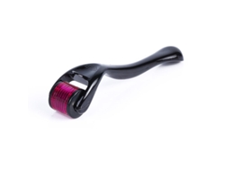 Rodillo de microagujas con 540 agujas de titanio de 0,3 mm, apto para rostro, barba y cabello. Color morado.