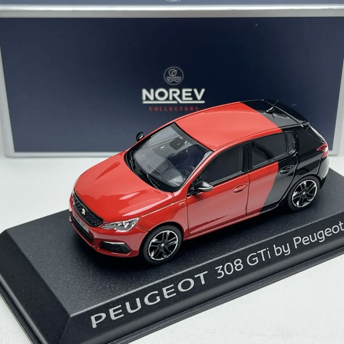 (rojo) Modelo De Coche Deportivo De Metal Fundido A Presión A Escala 1:43 Y Modelo De Coche De Juguete.