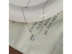 Collar cuadrado calado en plata de ley 925, estilo Chanel, con una circonita cúbica. MDUG (oro blanco)
