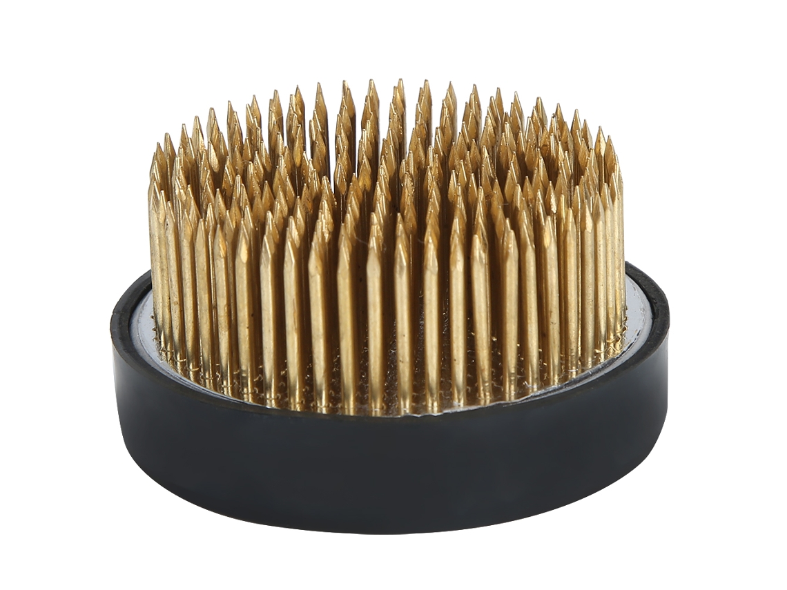 Soporte redondo Kenzan con agujas de cobre para arreglos florales.