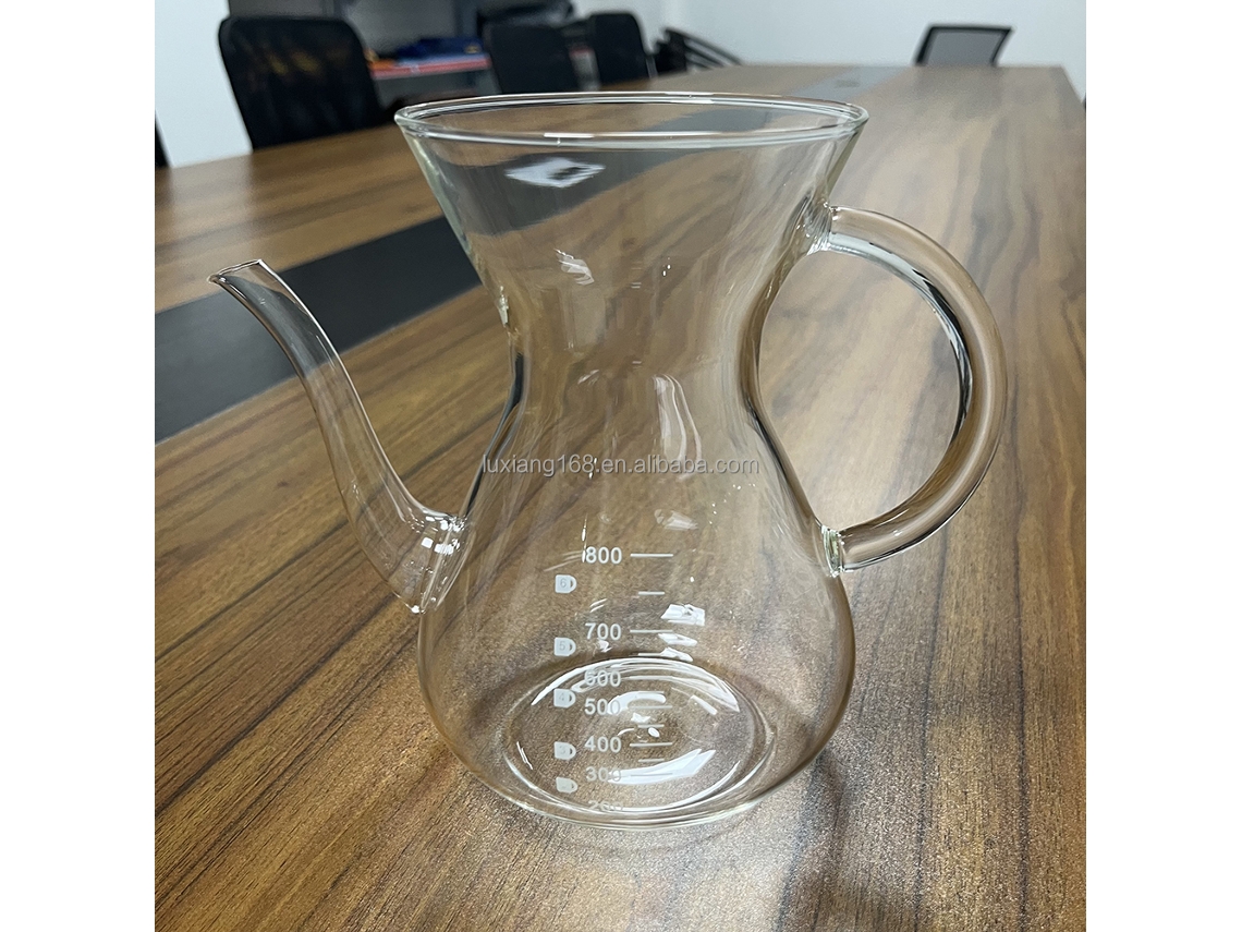 En la cafetera se sirven tazas de vidrio de borosilicato de 500 ml y 800 ml, y el barista, con su pico largo, sirve el café.