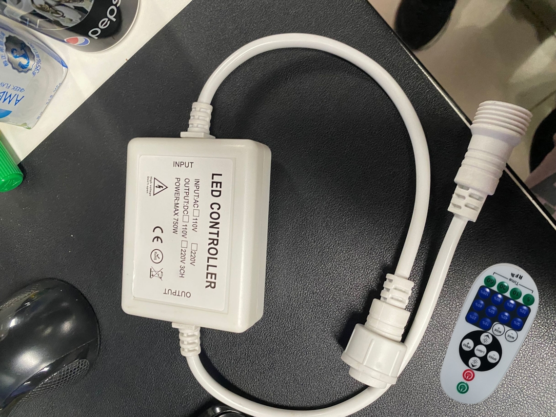 Controlador de luz LED 2026 con control remoto inalámbrico, velocidad, brillo y efectos ajustables, y un temporizador de 5 a 60 minutos.