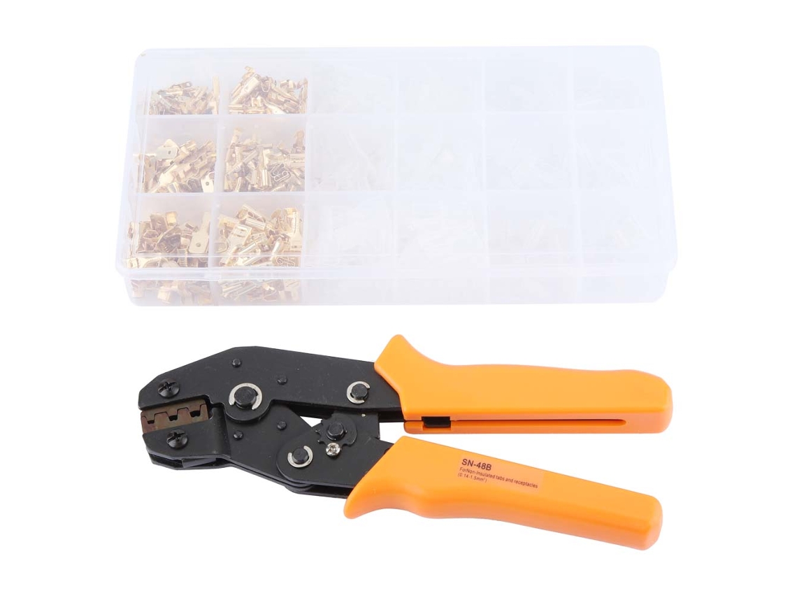 Juego de herramientas de crimpado de alta calidad con pelacables y conector de terminales.