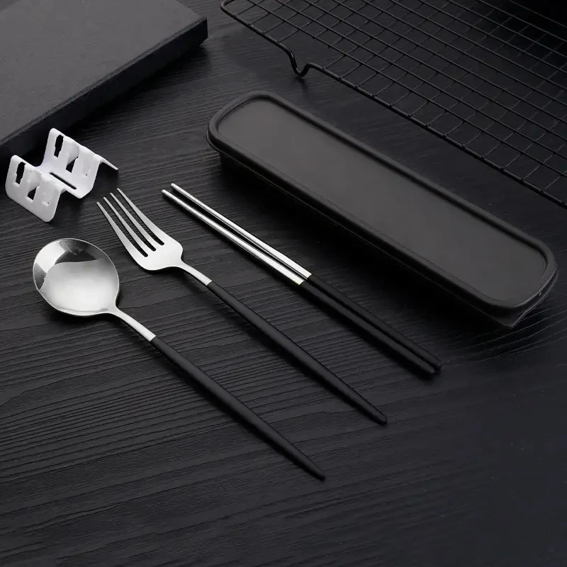Cubiertos Delgados De Acero Inoxidable (plateados Y Negros), Que Incluyen Palillos, Tenedores Y Cucharas.